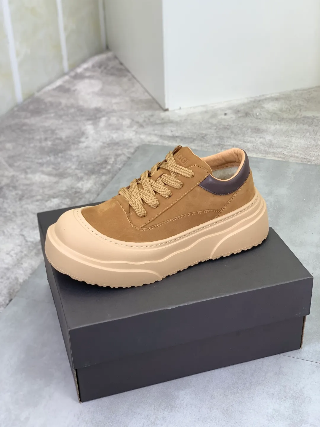 Men's shoes 💰P640 New arrival 🆕🆕🆕 IUGGI men's shoes New winter thick-soled height-increasing sneakers Men's retro genuine leather casual shoes Full cowhide Wool lining Velvet warm Martin boots Thick-soled heightening lace-up casual and comfortable short boots Accent style ~ low-cut shoes Men's toe-layer cowhide high-end Martin boots Thick-soled heightening large-toe sneakers Size number: 39-44 Two colors